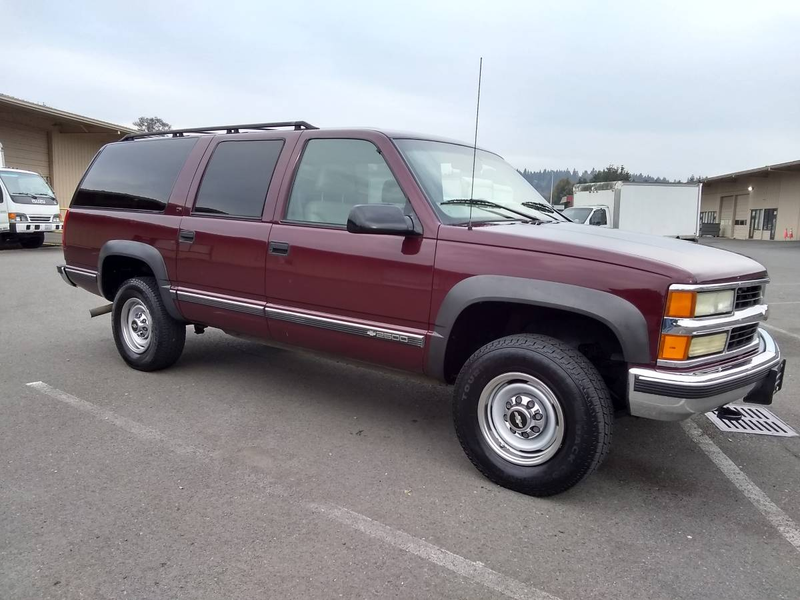 Illustration for article titled At $2,500, Is This 1999 Chevy Suburban a Bargain Even When Not Considered by Dollar Per Foot?